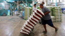 Wakil Bupati Banyuwangi Mujiono meninjau harga dan ketersediaan bahan pokok saat sidak di Pasar Rogojampi bersama TPID, Bulog, dan BPS menjelang Idulfitri.