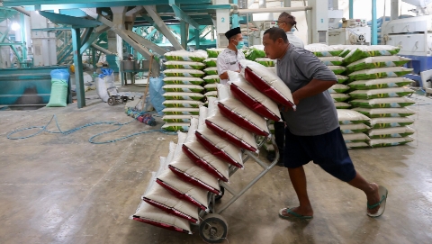 Wakil Bupati Banyuwangi Mujiono meninjau harga dan ketersediaan bahan pokok saat sidak di Pasar Rogojampi bersama TPID, Bulog, dan BPS menjelang Idulfitri.