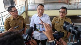 Wali Kota Surabaya Eri Cahyadi memastikan pelayanan publik tetap berjalan selama periode Ramadan hingga setelah Lebaran melalui sistem piket perangkat daerah dan kebijakan Work From Anywhere (WFA) bagi ASN.