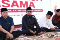 Bupati Sumenep Achmad Fauzi Wongsojudo pada acara santunan kepada anak yatim dan kaum duafa di Pendopo Agung Keraton Sumenep, Kamis (12/3/2026), sebagai bentuk kepedulian pemerintah daerah menjelang Hari Raya Idulfitri 1447 Hijriah.