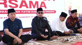 Bupati Sumenep Achmad Fauzi Wongsojudo pada acara santunan kepada anak yatim dan kaum duafa di Pendopo Agung Keraton Sumenep, Kamis (12/3/2026), sebagai bentuk kepedulian pemerintah daerah menjelang Hari Raya Idulfitri 1447 Hijriah.