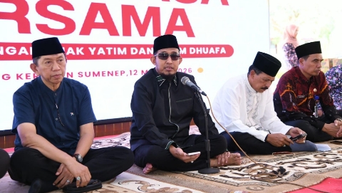 Bupati Sumenep Achmad Fauzi Wongsojudo pada acara santunan kepada anak yatim dan kaum duafa di Pendopo Agung Keraton Sumenep, Kamis (12/3/2026), sebagai bentuk kepedulian pemerintah daerah menjelang Hari Raya Idulfitri 1447 Hijriah.