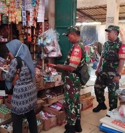 Babinsa Gesi Cek Keamanan Makanan di Pasar Tradisional
