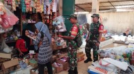 Babinsa Desa Gesi Koramil 12/Gesi Kodim 0725/Sragen Sertu Heri memeriksa makanan dan bahan pokok yang dijual pedagang saat melakukan pemantauan keamanan pangan di Pasar Desa Gesi, Kecamatan Gesi, Sragen, Kamis (12/3/2026).