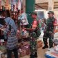 Babinsa Desa Gesi Koramil 12/Gesi Kodim 0725/Sragen Sertu Heri memeriksa makanan dan bahan pokok yang dijual pedagang saat melakukan pemantauan keamanan pangan di Pasar Desa Gesi, Kecamatan Gesi, Sragen, Kamis (12/3/2026).