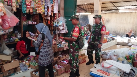 Babinsa Desa Gesi Koramil 12/Gesi Kodim 0725/Sragen Sertu Heri memeriksa makanan dan bahan pokok yang dijual pedagang saat melakukan pemantauan keamanan pangan di Pasar Desa Gesi, Kecamatan Gesi, Sragen, Kamis (12/3/2026).