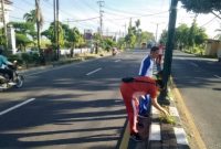 ASN melakukan aksi bersih-bersih lingkungan dalam Gerakan ASRI (Aman, Sehat, Resik, dan Indah) di sejumlah ruas jalan di Kota Sumenep, Jumat (13/3/2026).