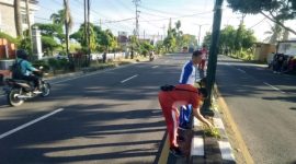 ASN melakukan aksi bersih-bersih lingkungan dalam Gerakan ASRI (Aman, Sehat, Resik, dan Indah) di sejumlah ruas jalan di Kota Sumenep, Jumat (13/3/2026).