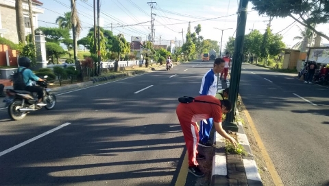 ASN melakukan aksi bersih-bersih lingkungan dalam Gerakan ASRI (Aman, Sehat, Resik, dan Indah) di sejumlah ruas jalan di Kota Sumenep, Jumat (13/3/2026).