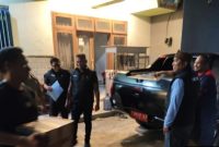 Petugas Satpol PP Kabupaten Probolinggo mengamankan barang bukti minuman keras saat operasi penyakit masyarakat (pekat) di Desa Klaseman, Kecamatan Gending.