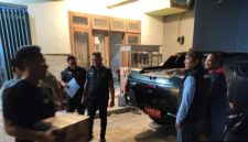 Petugas Satpol PP Kabupaten Probolinggo mengamankan barang bukti minuman keras saat operasi penyakit masyarakat (pekat) di Desa Klaseman, Kecamatan Gending.