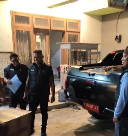 Satpol PP Probolinggo Tertibkan Penjual Miras di Gending, Ratusan Botol Disita