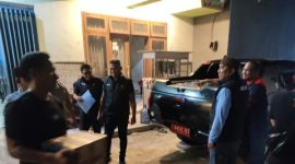 Petugas Satpol PP Kabupaten Probolinggo mengamankan barang bukti minuman keras saat operasi penyakit masyarakat (pekat) di Desa Klaseman, Kecamatan Gending.