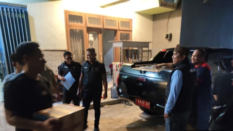 Petugas Satpol PP Kabupaten Probolinggo mengamankan barang bukti minuman keras saat operasi penyakit masyarakat (pekat) di Desa Klaseman, Kecamatan Gending.