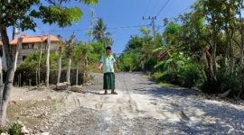 Kondisi polisi tidur yang dibangun di ruas jalan tanjakan Dusun Klampok Timur 1, Desa Rombiya Timur, Kecamatan Ganding, yang diprotes warga karena dinilai berpotensi membahayakan pengguna jalan.