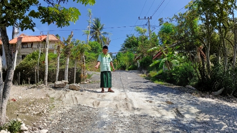 Kondisi polisi tidur yang dibangun di ruas jalan tanjakan Dusun Klampok Timur 1, Desa Rombiya Timur, Kecamatan Ganding, yang diprotes warga karena dinilai berpotensi membahayakan pengguna jalan.