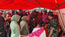 Dandim 0728/Wonogiri Letkol Inf Rodricho Ivan Pattihahuan meninjau stan bazar Ramadan di halaman Makodim Wonogiri yang dipadati masyarakat yang berburu kebutuhan pokok menjelang Idulfitri.