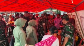 Dandim 0728/Wonogiri Letkol Inf Rodricho Ivan Pattihahuan meninjau stan bazar Ramadan di halaman Makodim Wonogiri yang dipadati masyarakat yang berburu kebutuhan pokok menjelang Idulfitri.
