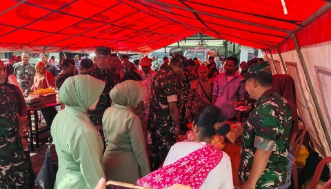 Dandim 0728/Wonogiri Letkol Inf Rodricho Ivan Pattihahuan meninjau stan bazar Ramadan di halaman Makodim Wonogiri yang dipadati masyarakat yang berburu kebutuhan pokok menjelang Idulfitri.