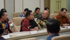 Bupati Sumenep Achmad Fauzi Wongsojudo menerima hibah Pembangkit Listrik Tenaga Surya (PLTS) bersama PT Torang IWIP Berbakti di Wisma Danantara, Jakarta, Jumat (13/3/2026).