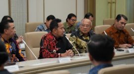 Bupati Sumenep Achmad Fauzi Wongsojudo menerima hibah Pembangkit Listrik Tenaga Surya (PLTS) bersama PT Torang IWIP Berbakti di Wisma Danantara, Jakarta, Jumat (13/3/2026).