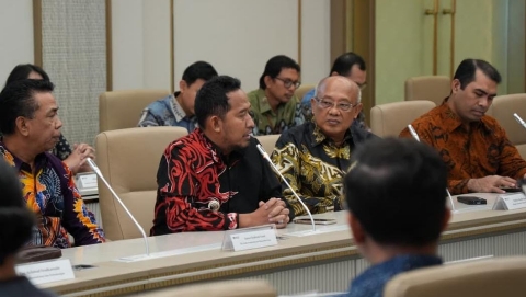 Bupati Sumenep Achmad Fauzi Wongsojudo menerima hibah Pembangkit Listrik Tenaga Surya (PLTS) bersama PT Torang IWIP Berbakti di Wisma Danantara, Jakarta, Jumat (13/3/2026).