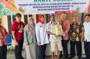 Ketua PMI Kabupaten Sumenep Edy Rasiyadi bersama anggota menyerahkan bantuan paket sembako dan uang lauk pauk kepada abang becak dan pemulung di Kantor PMI Sumenep, Jumat (13/3/2026).
