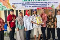 Ketua PMI Kabupaten Sumenep Edy Rasiyadi bersama anggota menyerahkan bantuan paket sembako dan uang lauk pauk kepada abang becak dan pemulung di Kantor PMI Sumenep, Jumat (13/3/2026).