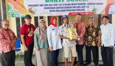 Ketua PMI Kabupaten Sumenep Edy Rasiyadi bersama anggota menyerahkan bantuan paket sembako dan uang lauk pauk kepada abang becak dan pemulung di Kantor PMI Sumenep, Jumat (13/3/2026).