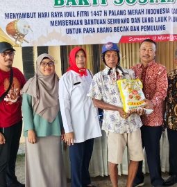 PMI Sumenep Salurkan Bantuan Sembako kepada Abang Becak dan Pemulung