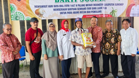 Ketua PMI Kabupaten Sumenep Edy Rasiyadi bersama anggota menyerahkan bantuan paket sembako dan uang lauk pauk kepada abang becak dan pemulung di Kantor PMI Sumenep, Jumat (13/3/2026).
