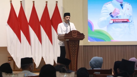 Bupati Probolinggo Mohammad Haris memberikan arahan kepada para kepala desa dalam kegiatan penguatan dan sinergitas program kerja menuju desa inovatif berdaya saing di Auditorium Madakaripura Kantor Bupati Probolinggo, Jumat (13/3/2026).