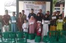 Penasehat Hukum dan jajaran redaksi Media Liputan7.id saat menyerahkan santunan kepada anak yatim dan dhuafa dalam kegiatan sosial di Aula Balai Desa Pandian, Kabupaten Sumenep.