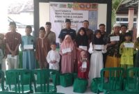 Penasehat Hukum dan jajaran redaksi Media Liputan7.id saat menyerahkan santunan kepada anak yatim dan dhuafa dalam kegiatan sosial di Aula Balai Desa Pandian, Kabupaten Sumenep.
