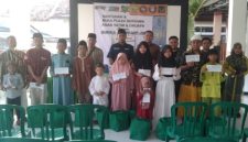 Penasehat Hukum dan jajaran redaksi Media Liputan7.id saat menyerahkan santunan kepada anak yatim dan dhuafa dalam kegiatan sosial di Aula Balai Desa Pandian, Kabupaten Sumenep.