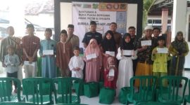 Penasehat Hukum dan jajaran redaksi Media Liputan7.id saat menyerahkan santunan kepada anak yatim dan dhuafa dalam kegiatan sosial di Aula Balai Desa Pandian, Kabupaten Sumenep.