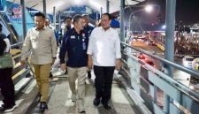 Wakil Menteri Perhubungan Suntana saat meninjau langsung antrean kendaraan pemudik di jalur menuju Pelabuhan Gilimanuk untuk mempercepat arus penyeberangan Bali–Jawa.