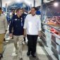 Wakil Menteri Perhubungan Suntana saat meninjau langsung antrean kendaraan pemudik di jalur menuju Pelabuhan Gilimanuk untuk mempercepat arus penyeberangan Bali–Jawa.