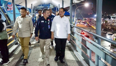 Wakil Menteri Perhubungan Suntana saat meninjau langsung antrean kendaraan pemudik di jalur menuju Pelabuhan Gilimanuk untuk mempercepat arus penyeberangan Bali–Jawa.