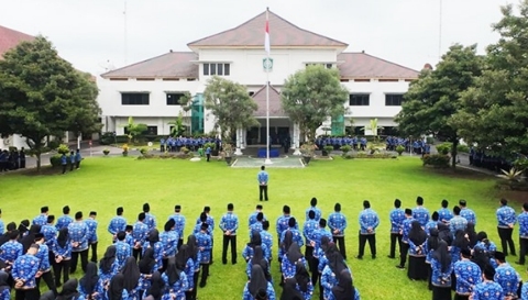 Dokumentasi aktivitas pemerintahan di lingkungan Pemkab Lumajang terkait kebijakan pembayaran THR dan gaji ke-13 bagi PPPK paruh waktu tahun 2026.