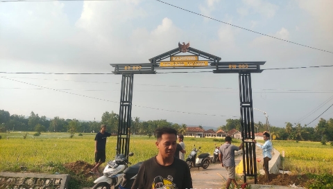 Gapura Pocang Timur setelah dipasang.