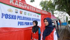 Petugas kesehatan bersiaga di salah satu pos layanan kesehatan yang disiapkan Pemkab Banyuwangi untuk melayani pemudik selama arus mudik Lebaran 2026.