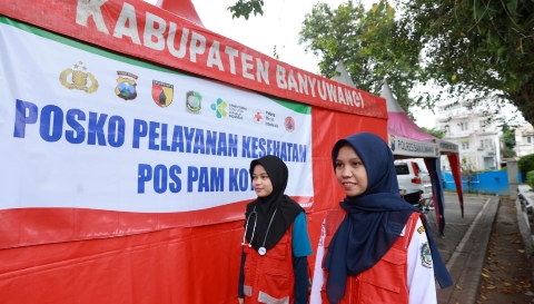 Petugas kesehatan bersiaga di salah satu pos layanan kesehatan yang disiapkan Pemkab Banyuwangi untuk melayani pemudik selama arus mudik Lebaran 2026.