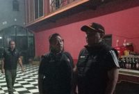 Petugas Satpol PP Kabupaten Probolinggo saat melakukan penertiban tempat usaha karaoke di Desa Sumberrejo, Kecamatan Paiton dan mengamankan sejumlah botol minuman keras.
