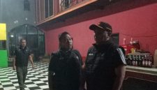 Petugas Satpol PP Kabupaten Probolinggo saat melakukan penertiban tempat usaha karaoke di Desa Sumberrejo, Kecamatan Paiton dan mengamankan sejumlah botol minuman keras.