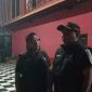 Petugas Satpol PP Kabupaten Probolinggo saat melakukan penertiban tempat usaha karaoke di Desa Sumberrejo, Kecamatan Paiton dan mengamankan sejumlah botol minuman keras.