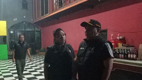 Petugas Satpol PP Kabupaten Probolinggo saat melakukan penertiban tempat usaha karaoke di Desa Sumberrejo, Kecamatan Paiton dan mengamankan sejumlah botol minuman keras.
