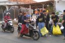 Pengurus dan anggota MIO Indonesia PD Sumenep saat membagikan takjil kepada pengguna jalan serta memberikan santunan kepada anak yatim dalam kegiatan sosial Ramadan di Sumenep.