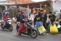 Pengurus dan anggota MIO Indonesia PD Sumenep saat membagikan takjil kepada pengguna jalan serta memberikan santunan kepada anak yatim dalam kegiatan sosial Ramadan di Sumenep.