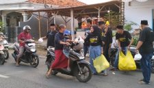 Pengurus dan anggota MIO Indonesia PD Sumenep saat membagikan takjil kepada pengguna jalan serta memberikan santunan kepada anak yatim dalam kegiatan sosial Ramadan di Sumenep.